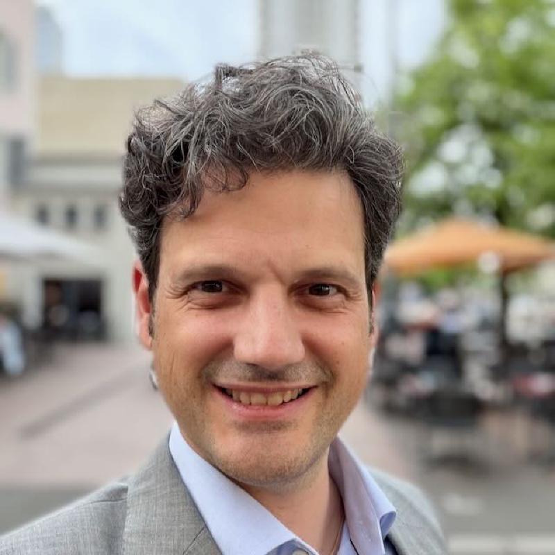 Foto von Gian Luca Decurtins auf dem Markplatz Oerlikon (April 2026)
